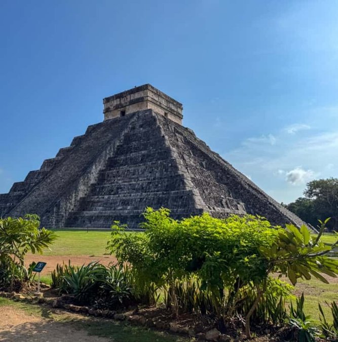 Kukulcán pyramid at Chichen Itza under a blue sky