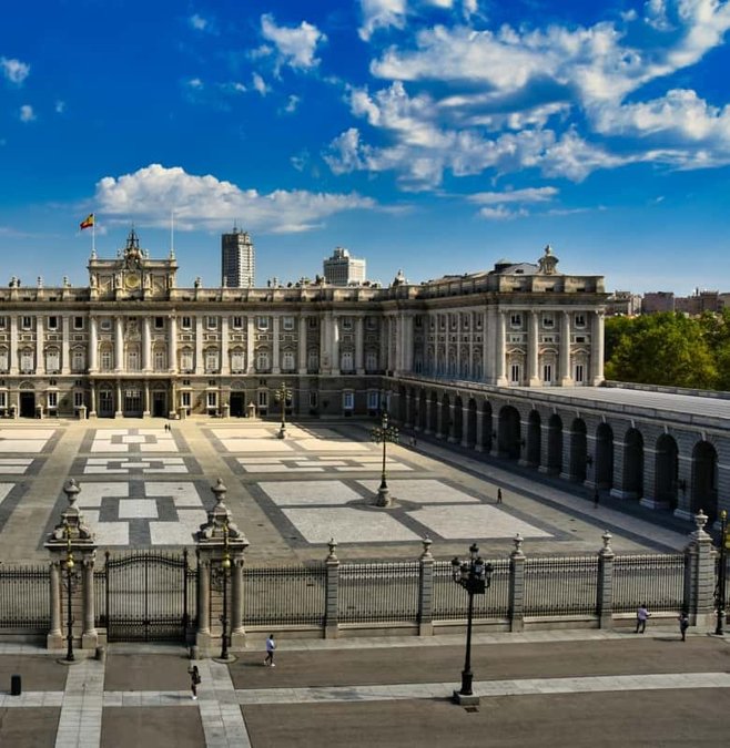 Plaza de la Armería in front of the Royal Palace