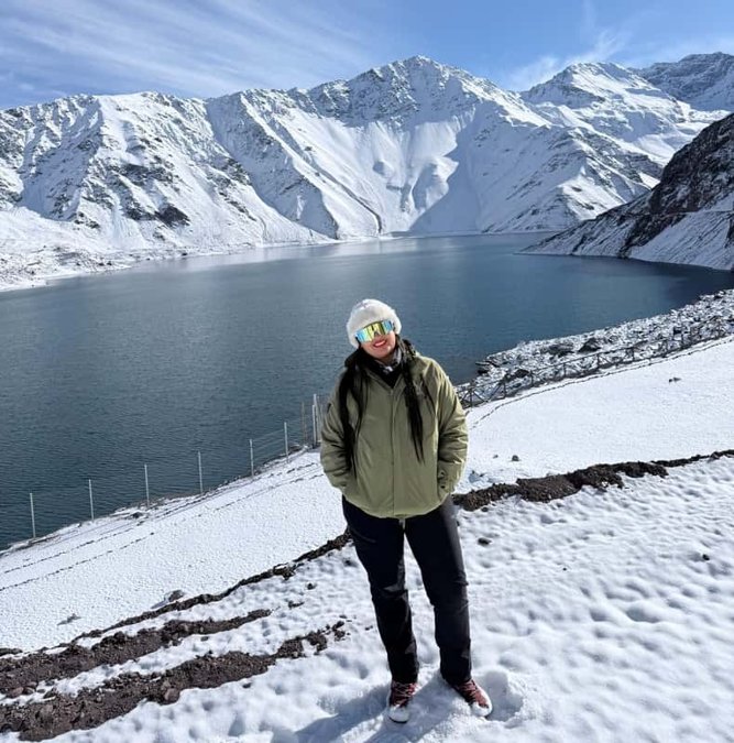Traveler at the snowy shore of Embalse El Yeso