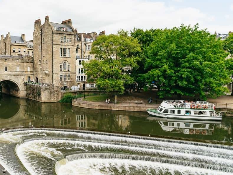Pulteney Bridge and the weir on the River Avon in Bath