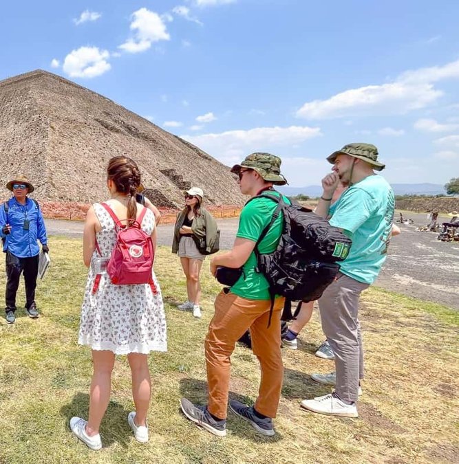 Guide with a group in front of the Pyramid of the Sun