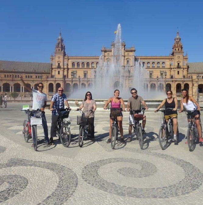 Cyclists in front of the Plaza de España