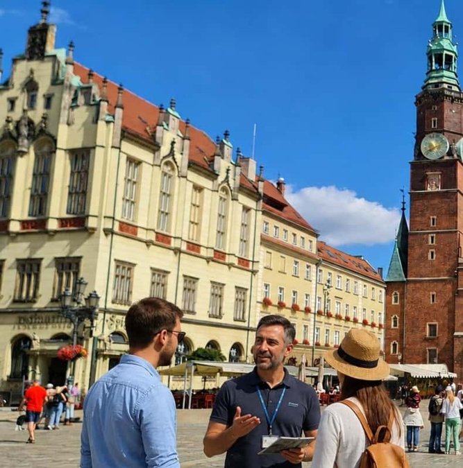 Guide with visitors in front of the Wroclaw Old Town Hall