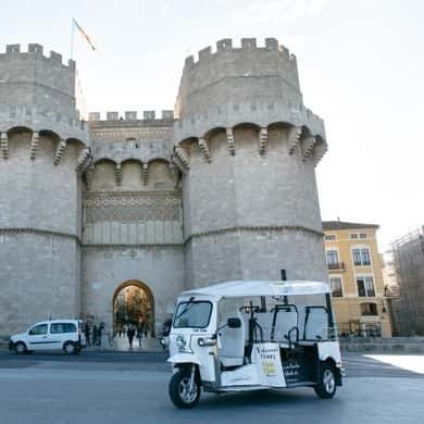 Tuk-tuk in front of the Torres de Serranos gate