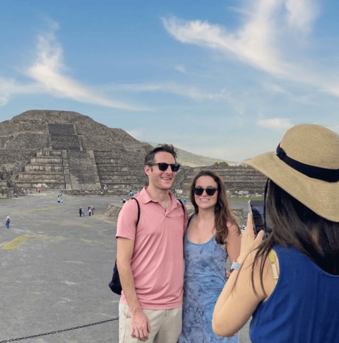 Travelers posing in front of the Teotihuacan pyramids