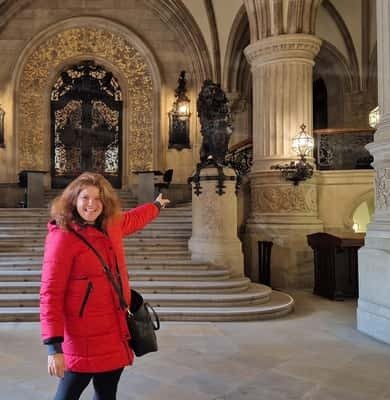 Guide in a red coat in the grand hall of Hamburg city hall