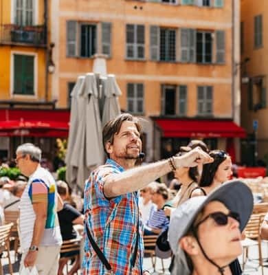 Tour guide pointing out a facade in Nice old town