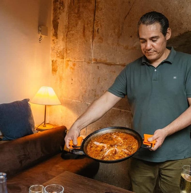 Chef serving tapas in an El Born restaurant
