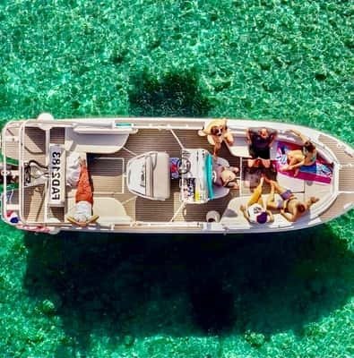 Boat anchored in the turquoise water of a calanque