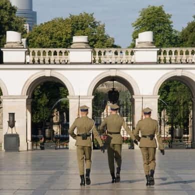 Guards marching at the Tomb of the Unknown Soldier in Warsaw
