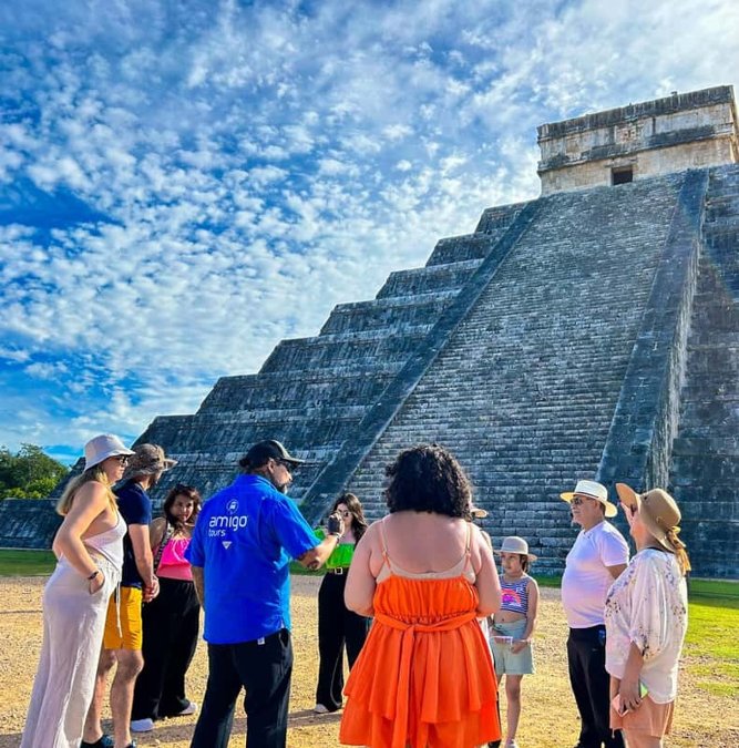 Group in front of the Kukulcán pyramid at Chichen Itza